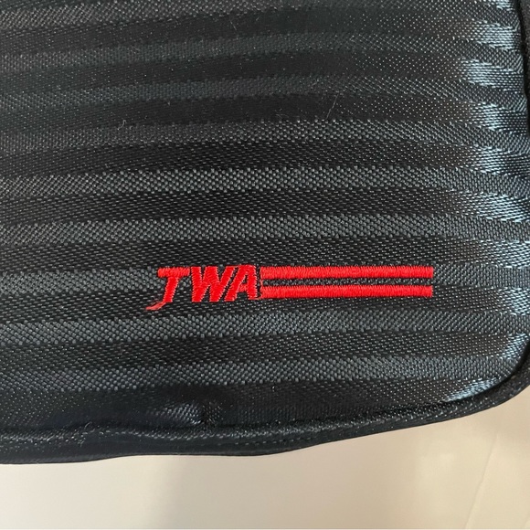 TWA Vintage Travel Kit with accessories - Picture 3 of 6